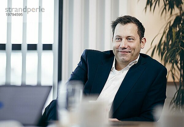 Lars Klingbeil  Bundesvorsitzender der SPD  aufgenommen im Rahmen eines Interviews mit dem RND in Berlin  05.12.2023