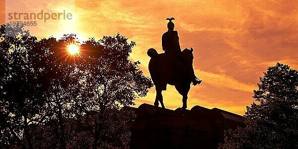 Reiterstandbild Kaiser Wilhelm II. im Gegenlicht beim Sonnenuntergang  Köln  Rheinland  Nordrhein-Westfalen  Deutschland  Europa