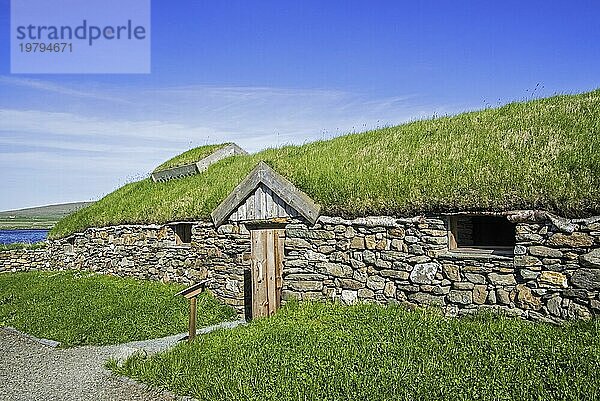 Nachbildung eines Langhauses der nordischen Wikinger in Brookpoint  Unst  Shetlandinseln  Schottland  UK