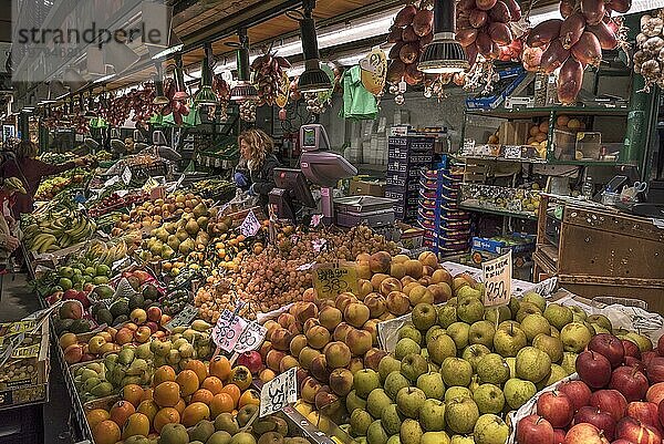Obst-und Gemüsestand in der großen Markthalle  Mercato Orientale  Via XX Settembre  75 r  Genua  Italien  Europa