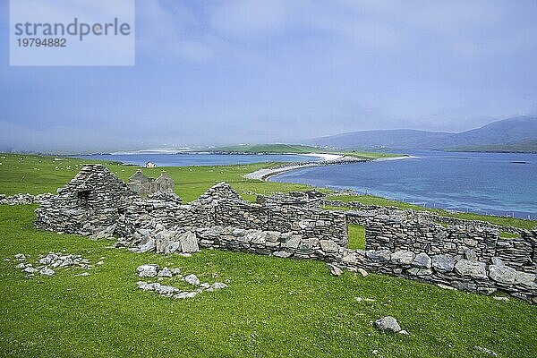 Ruinen von verlassenen landwirtschaftlichen Gebäuden  Croft House auf der Halbinsel Kettla Neß auf West Burra  Mainland  Shetlandinseln  Schottland  UK