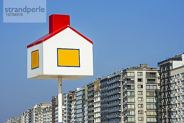 Referenzpunkt in Form eines Hauses für Kinder am Strand und Wohnungen  Wohnblöcke im Badeort Middelkerke  Westflandern  Belgien  Europa