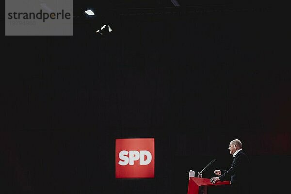 Olaf Scholz (SPD)  Bundeskanzler  aufgenommen im Rahmen des Bundesparteitags der Sozialdemokratischen Partei Deutschland (SPD) in Berlin  09.12.2023. Von Freitag bis Sonntag beraten die Delegierten über aktive Standort und Industriepolitik  ein Jahrzeh