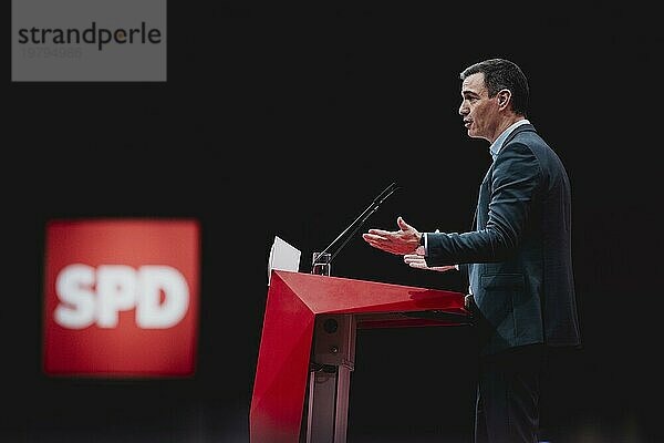 Pedro Sanchez  Ministerpräsident von Spanien und PSOE Vorsitzender  aufgenommen im Rahmen des Bundesparteitags der Sozialdemokratischen Partei Deutschland (SPD) in Berlin  09.12.2023. Von Freitag bis Sonntag beraten die Delegierten über den aktiven Standort