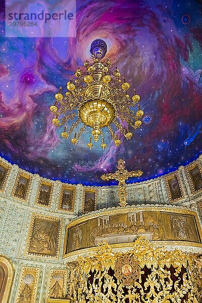 Ein opulenter Kronleuchter in einer Kirche mit einer illusionistischen Galaxie als Deckengemälde  Schloss  Rawadinowo  Ravadinovo  Sosopol  Sozopol  Sosòpol  Burgas  Bulgarien  Europa