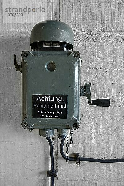 Deutsches WWII Telefon im Bunker am Atlantikwall in Raversyde  Freilichtmuseum Atlantikwall in Raversijde  Westflandern  Belgien  Europa