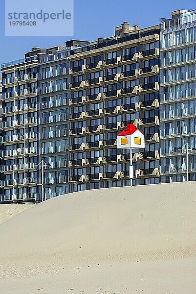 Referenzpunkt in Form eines Hauses für Kinder am Strand und Wohnungen  Wohnblöcke im Badeort Middelkerke  Westflandern  Belgien  Europa