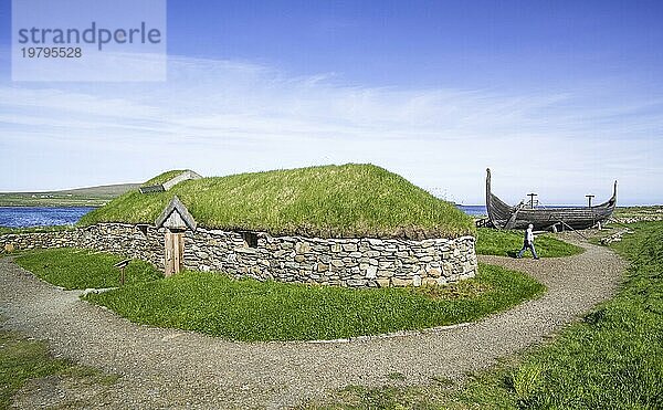 Rekonstruktion des Langhauses der nordischen Wikinger und des Skidbladner  Nachbildung des Gokstad Schiffs in Originalgröße in Brookpoint  Unst  Shetlandinseln  Schottland  UK