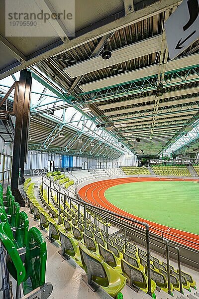 Innenansicht eines leeren Stadions mit grünen Sitzreihen und einer Leichtathletikbahn  Glaspalast  Sindelfingen  Deutschland  Europa