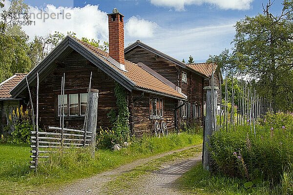 Traditionelle alte Holzhäuser  Blockhütten im Dorf Fryksås  Dalarna  Schweden  Skandinavien  Europa