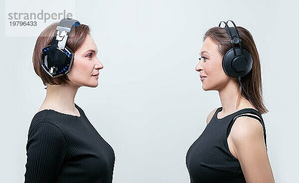 Bild von zwei attraktiven Frauen mit Kopfhörern. TV Einkaufskonzept.