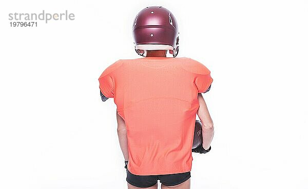 Frau in der Uniform eines American Football Spielers posiert im Studio. Weißer Hintergrund. Rückansicht. Sportliches Konzept.
