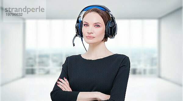Bild einer attraktiven Frau mit einem Headset. TV Einkaufskonzept.