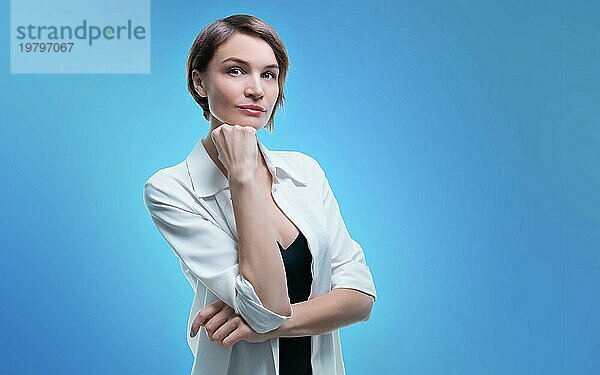 Charmante erwachsene Geschäftsfrau mit perfekt sauberer Haut posiert im Studio. Hautpflegekonzept