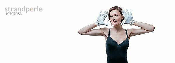 Überrascht schöne junge Frau in weißen Handschuhen posiert im Studio auf einem weißen Hintergrund. Gemischte Medien