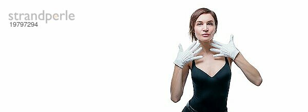 Überrascht schöne junge Frau in weißen Handschuhen posiert im Studio auf einem weißen Hintergrund. Gemischte Medien