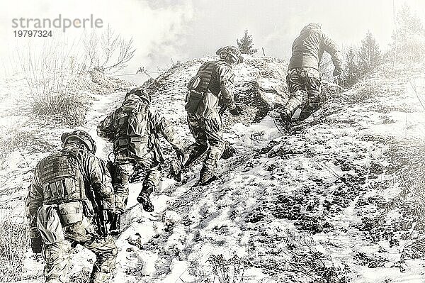 Eine Gruppe von Spezialkräften klettert in die Berge  um eine günstige Position zum Schutz des Ziels einzunehmen.