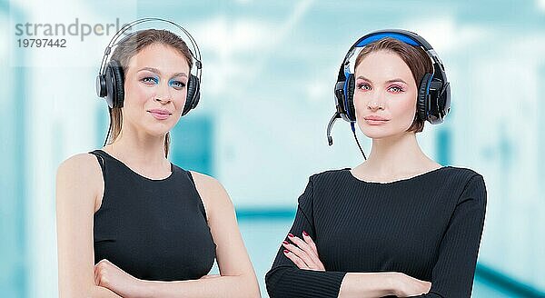 Bild von zwei attraktiven Frauen mit Kopfhörern. TV Einkaufskonzept.