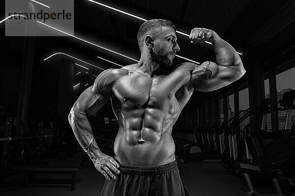 Bild eines muskulösen Mannes mit nacktem Oberkörper und Bauchmuskeln. Fitnessstudio. Fitnesskonzept