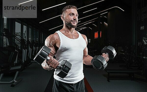 Bild von einem muskulösen Mann in einem weißen Trikot mit Sportgeräten. Fitnessstudio. Fitnesskonzept