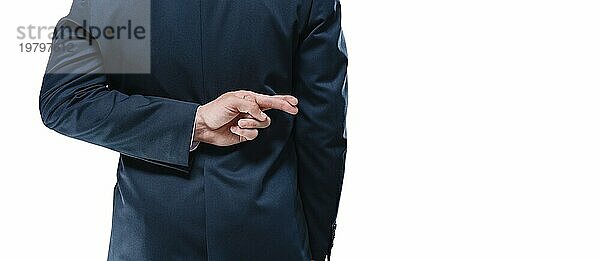 Bild der Hände eines Mannes mit gekreuzten Fingern auf weißem Hintergrund. Rückansicht. Geschäftskonzept. Gemischte Medien