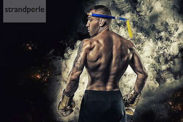 Porträt eines thailändischen Boxers. Rückansicht. Konzept des gemischten Kampfsports. Wettkämpfe und Turniere