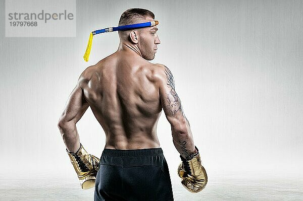 Porträt eines thailändischen Boxers. Rückansicht. Konzept des gemischten Kampfsports. Wettkämpfe und Turniere
