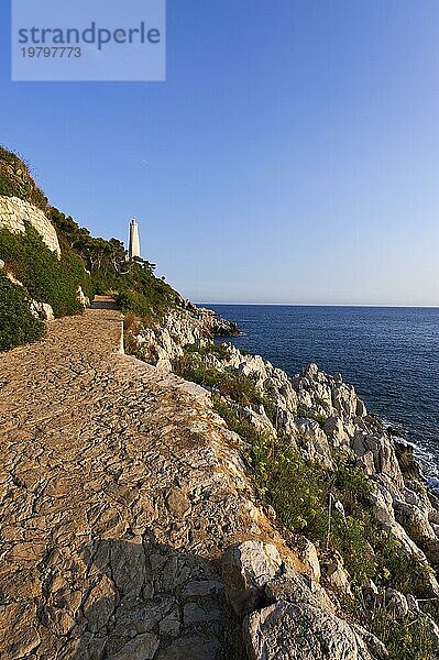 Weg am Leuchtturm von Cap Ferrat  Seefahrt  Schiffsverkehr  Orientierung  Navigation  Mittelmeer  Cote d'azur  Südfrankreich  Frankreich  Europa