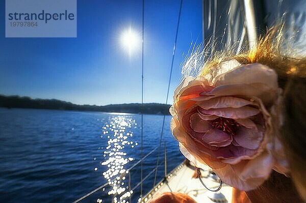 Frauenkopf mit Blume  Segelschiff  Sonne  Gegenlicht  Segeln  Urlaub  Reise  blauer Himmel  Sonnenschein  Mittelmeer