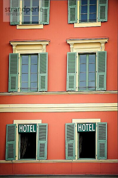 Hotel  Tourismus  Reise  Urlaub  Touristik  Krise  leer  niemand  Fenster  rot  Farbe  marode  verlassen  Leerstand  Architektur  Symbol  Symbolisch  Frankreich  Europa