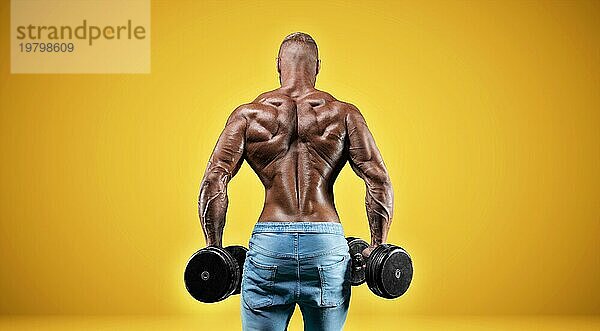 Isolierter Profisportler auf gelbem Hintergrund. Bodybuilding Konzept. Panorama. Werbung für ein Fitnessstudio und Sporternährung.