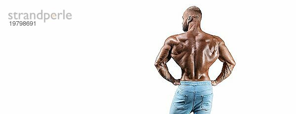 Sportler in Jeans auf einem weißen Hintergrund. Rückansicht. Fitness  Bodybuilding  Kraftdreikampf Konzept.