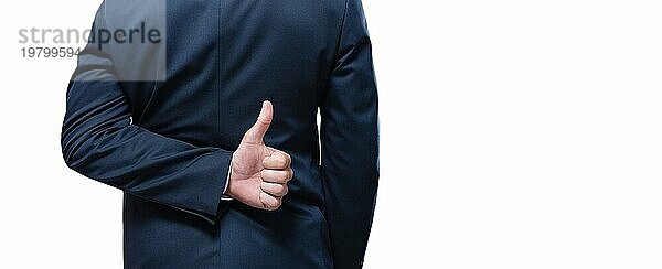 Bild der Hände eines Mannes mit Ok Zeichen auf weißem Hintergrund. Rückansicht. Geschäftskonzept. Gemischte Medien
