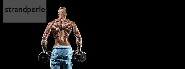 Isolierter muskulöser Mann auf schwarzem Hintergrund. Bodybuilding und Fitness Konzept. Panorama.