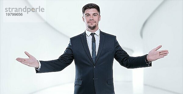 Bild eines stilvollen Mannes in einem Anzug mit offenen Armen. Geschäftskonzept.