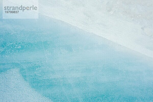 Blaues Eis abstrakten natürlichen Hintergrund. Elemente eines Gletschers. Nahaufnahme