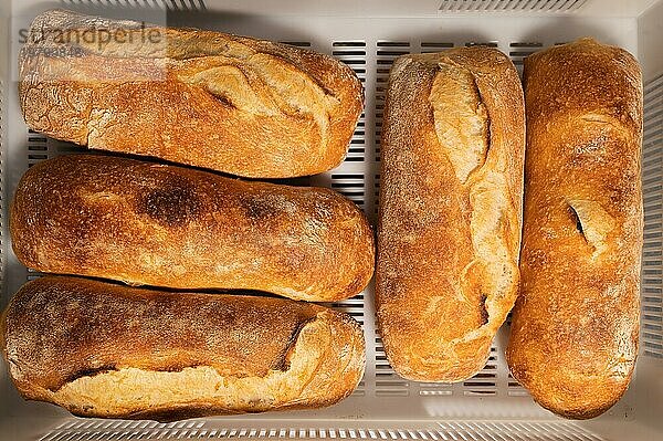 Ansicht von oben Frische  handwerklich gebackene Brote. Leckere und gesunde Lebensmittel aus kleinen Bäckereien