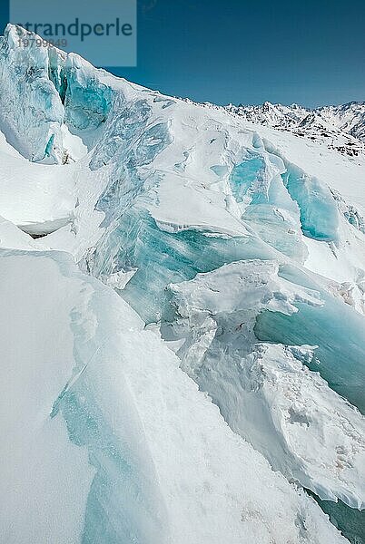 Eine Nahaufnahme von schneebedeckten Rissen im Gletscher des Vulkans Elbrus. Nordkaukasus