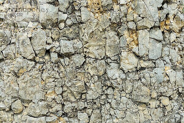Strukturierter Steinhintergrund Schotter in natürlicher Form in der Felswand