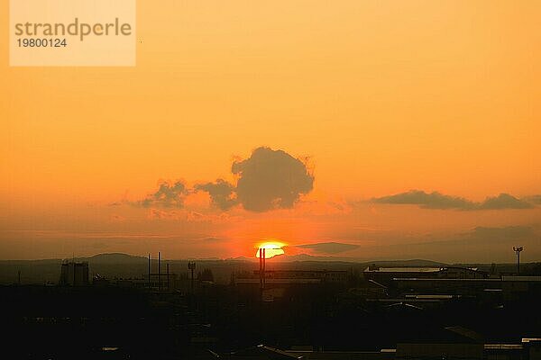 Sonnenaufgang in der Kleinstadt Sonnenuntergang gegen die Silhouette der Stadt