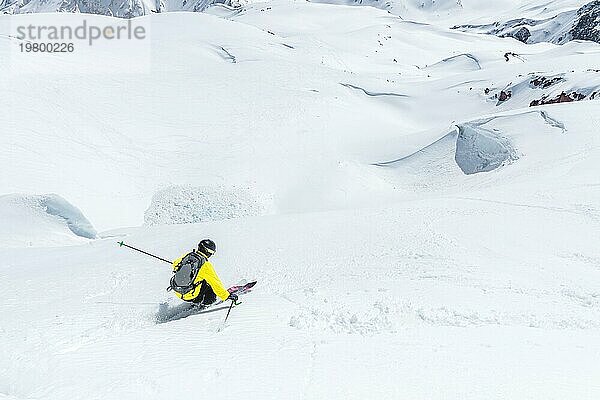 Ein Skifahrer fährt mit hoher Geschwindigkeit auf einer verschneiten Piste Freeride. Das Konzept des Winter Extremsports