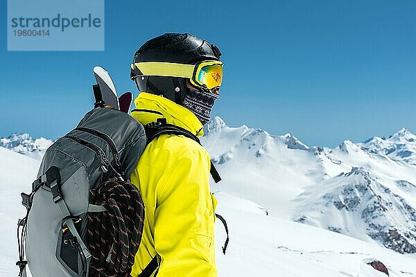 Skifahren. Porträt eines professionellen Skifahrers in der Rückenansicht vor dem Hintergrund der schneebedeckten Berge der italienischen Alpen