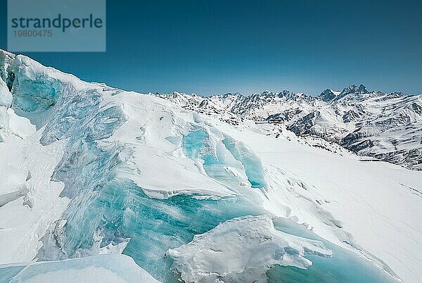 Eine Nahaufnahme von schneebedeckten Rissen im Gletscher des Vulkans Elbrus. Nordkaukasus