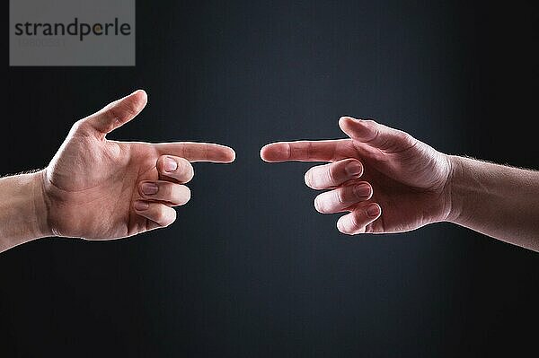 Die Hände zweier Männer zeigen mit den Zeigefingern aufeinander. Das Konzept des gegenseitigen Verständnisses zwischen Männern  ausgedrückt in Handgesten