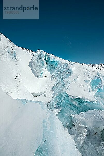 Eine Nahaufnahme von schneebedeckten Rissen im Gletscher des Vulkans Elbrus. Nordkaukasus