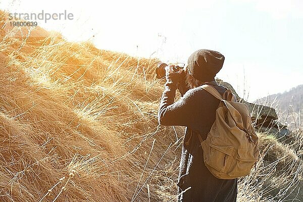 Frau Hipster Fotograf mit dslr Kamera Bilder machen  Stylish Mädchen in Sonnenbrille mit einer Kamera auf die Natur