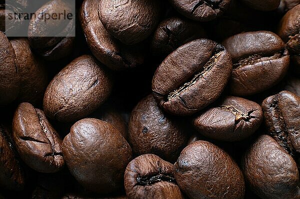 Makroaufnahme. Close up Makro Gruppe von gerösteten braunen oder schwarzen Kaffeebohnen Hintergrund