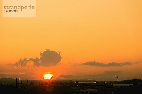 Sonnenaufgang in der Kleinstadt Sonnenuntergang gegen die Silhouette der Stadt