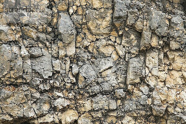 Strukturierter Steinhintergrund Schotter in natürlicher Form in der Felswand