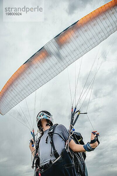 Nahaufnahme Der Gleitschirmflieger öffnet seinen Fallschirm  bevor er abhebt. Füllen des Fallschirmflügels mit Luft vor dem Abheben